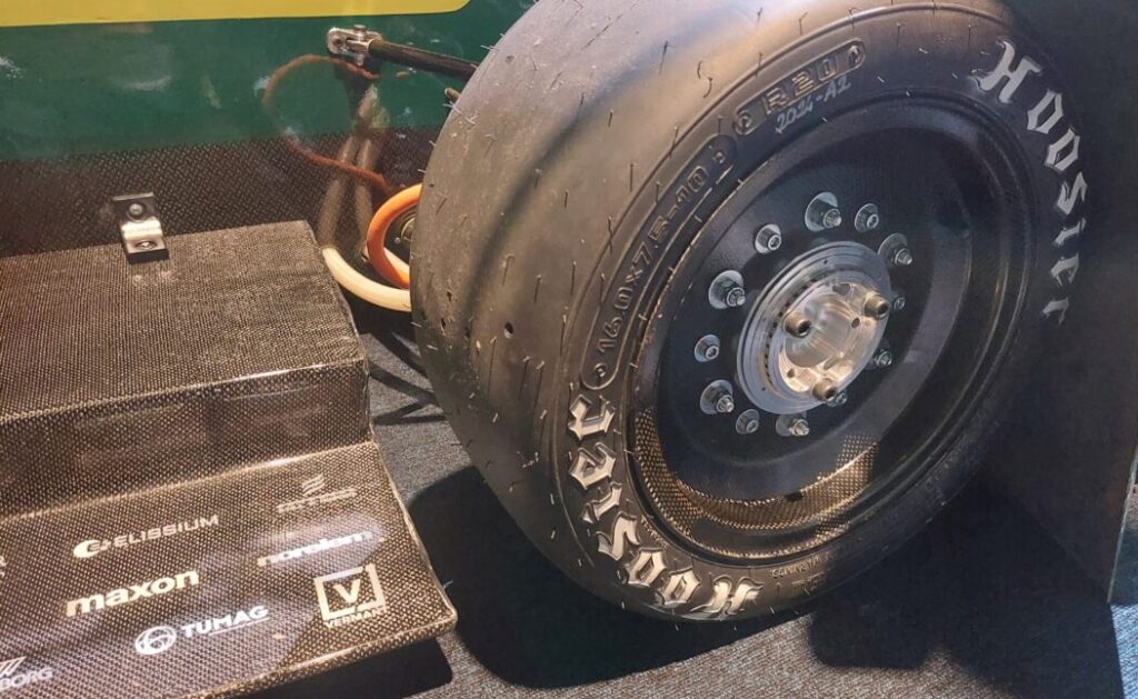 Carbon velg nabewerkt bij Tumag