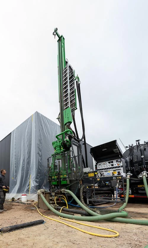 Aanleg van een beoveld. Op de afbeeling is te zien hoe de boringen in de grond verlopen.