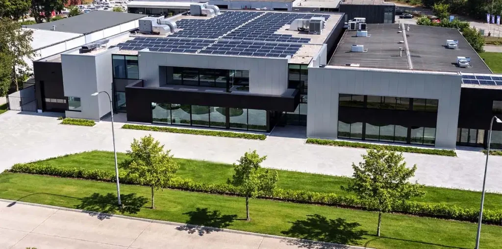 Duurzame energie: het dak van de fabrieksruimte van Tumag ligt vol met zonnepanelen.