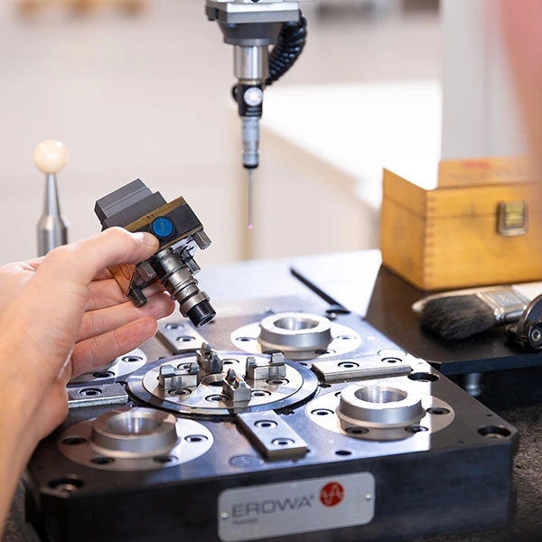 Un professionnel utilise un banc de mesure Erowa pour mesurer une électrode d’électroérosion.