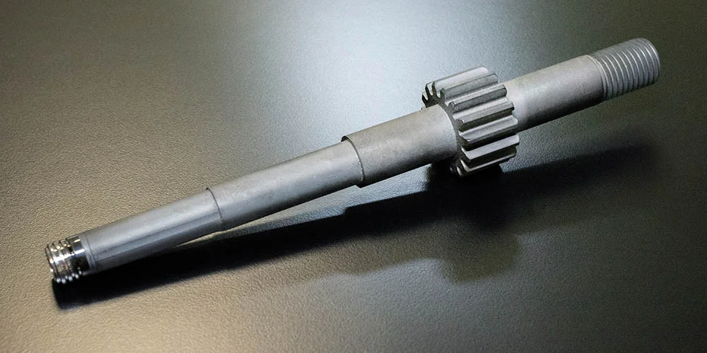 Pièce de tournage de précision, ce composant a été usiné sur un tour CNC puis revêtu d’un revêtement de protection résistant à l’usure.