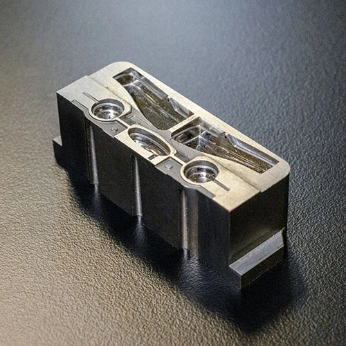 Pièce fraisée de précision. Cette pièce a d’abord été fraisée sur une fraiseuse CNC, avec les plus petites et les plus précises caractéristiques.