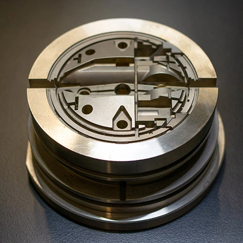 Électroérosion de précision par enfonçage. Sur cette pièce, on voit clairement la structure laissée par l’électroérosion.