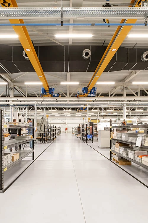 Une impression de l’espace de production climatisé chez Tumag. L’ordre et la propreté sont indispensables pour la fabrication de pièces de précision.