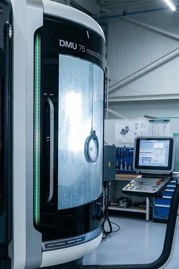 The DMU 75 is a 5-axis milling machine at Tumag. This machine is particularly suitable for milling complex large precision parts and mould plates.