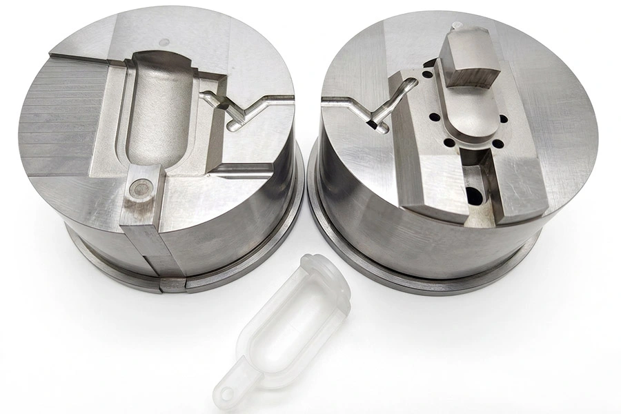 De twee matrijskernen van een flexmould met het product dat ermee gemaakt is via spuitgieten.