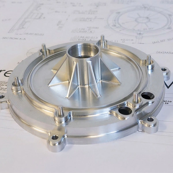 Une pièce de mécanique de précision est exposée.