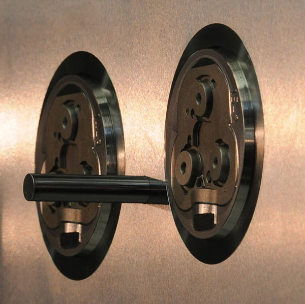 Eine präzise geschliffene Schließtasche einer Formplatte