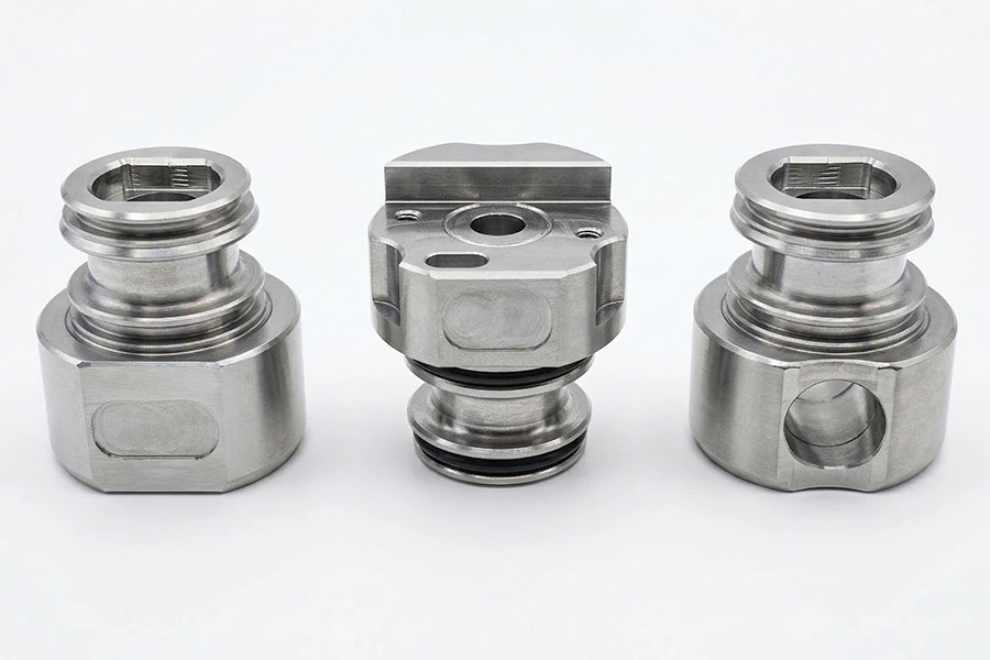 Ein Satz von 3 verschiedenen feinmechanischen Kupplungsstücken, die durch CNC-Drehen und Fräsen in unserer Drehabteilung gefertigt wurden.