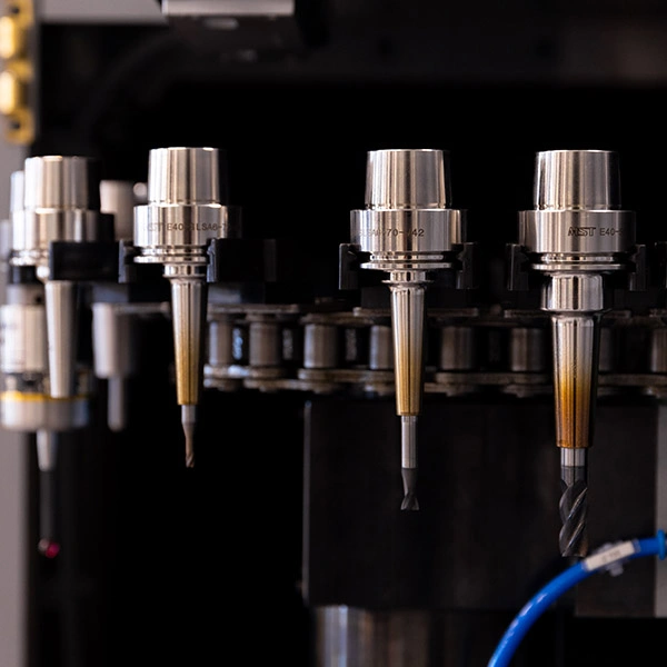 Lors du fraisage de haute précision, il est également important que les porte-outils soient de haute qualité. Sur les photos, des porte-outils MST avec des fraises montées sont suspendus dans un carrousel d’une fraiseuse OPS.