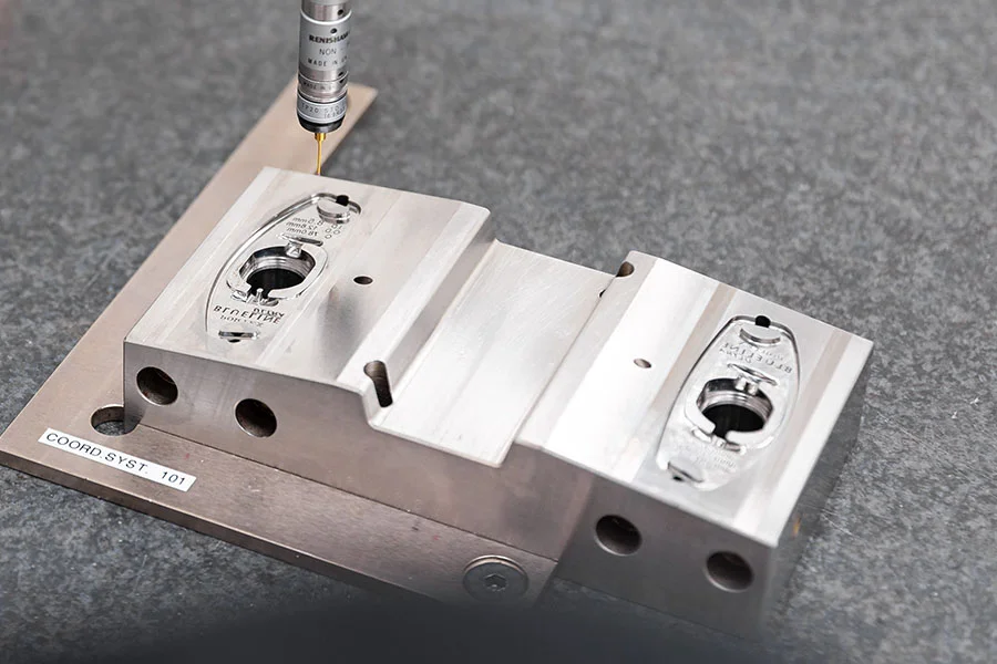 Ein feinmechanisches Werkstück wird einer sorgfältigen Qualitätskontrolle auf einer Mitutoyo-Messmaschine unterzogen.