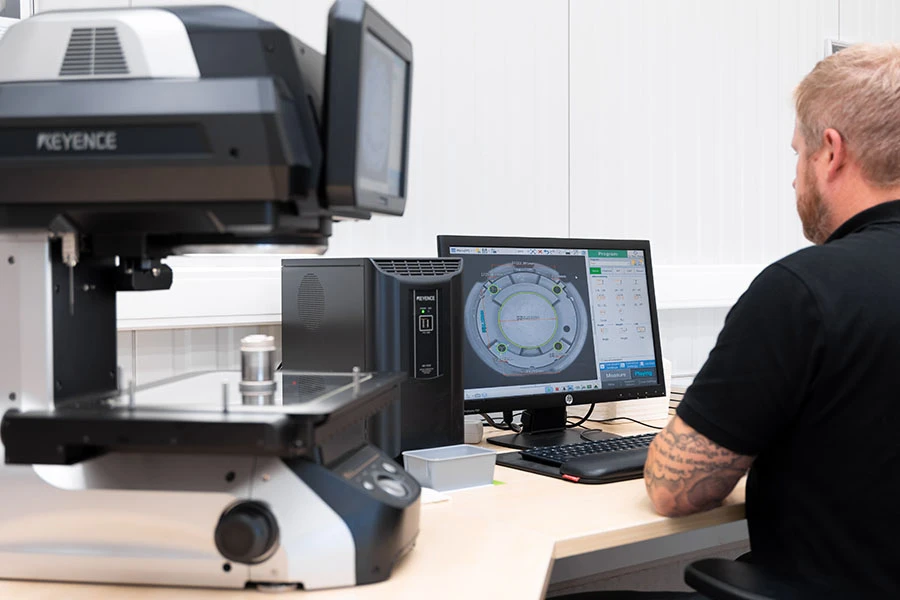 Ein Bauteil wird mit dem Keyence-Scanner gemessen