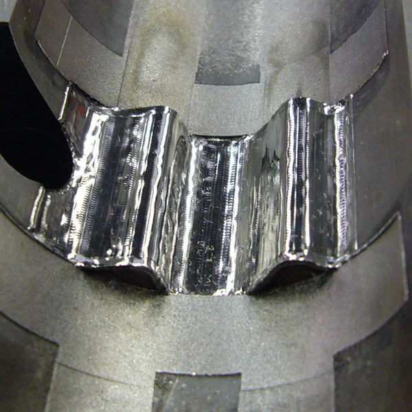 Het beschadigde gedeelte van een werkstuk, werd door middel van laserlassen gerepareerd.