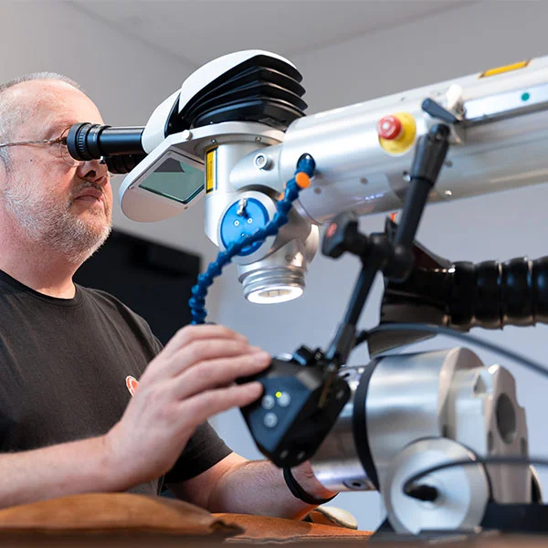 Laserlasser aan het werk met een laserlasmachine