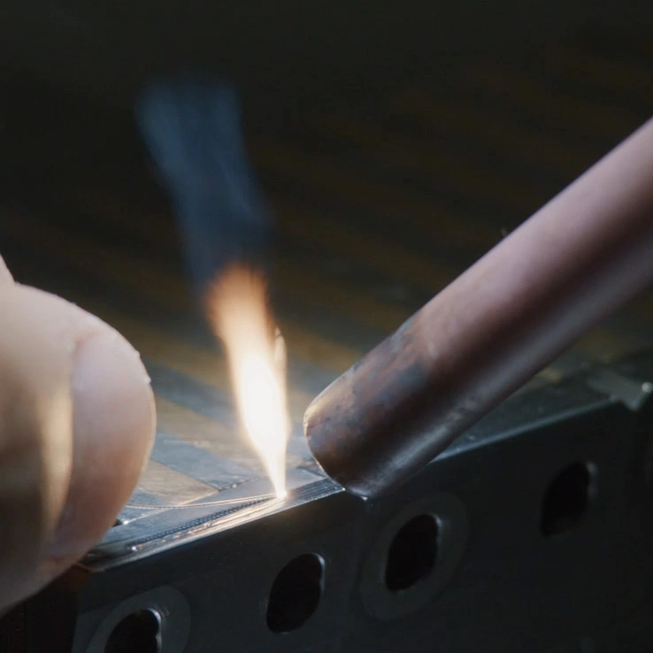 Tijdens het lassen wordt manueel toevoegmateriaal toegevoegd.