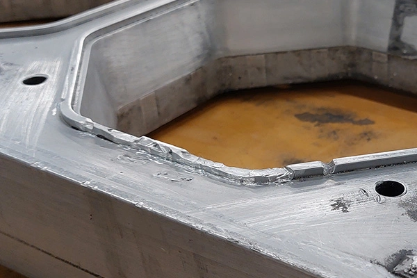 Matrijsonderhoud, een onderdeel dat tijdens het gebruik beschadigd werd en bij Tumag werd aangeboden voor herstelling. Het onderdeel is schoongemaakt en klaar om gelast te worden.