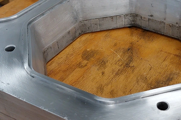 Matrijsonderhoud: een beschadigd onderdeel werd met laserlassen opnieuw opgelast, waarna het onderdeel opnieuw fijn werd afgewerkt volgens de gevraagde vorm- en maattoleranties.