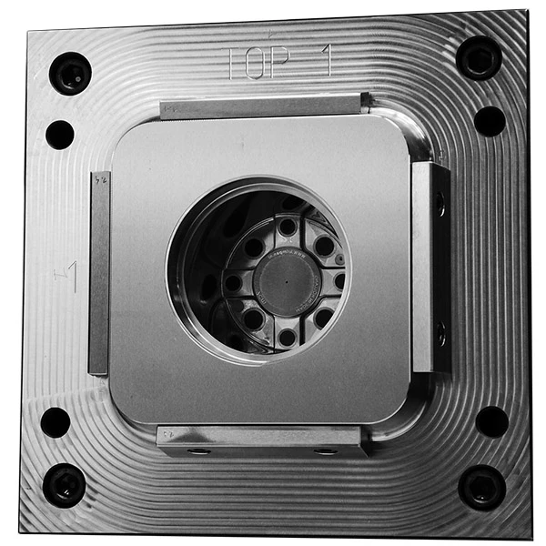 Eine Oberfläche eines Formteils wurde geschliffen, um eine optimale Maß- und Oberflächengenauigkeit zu erreichen.