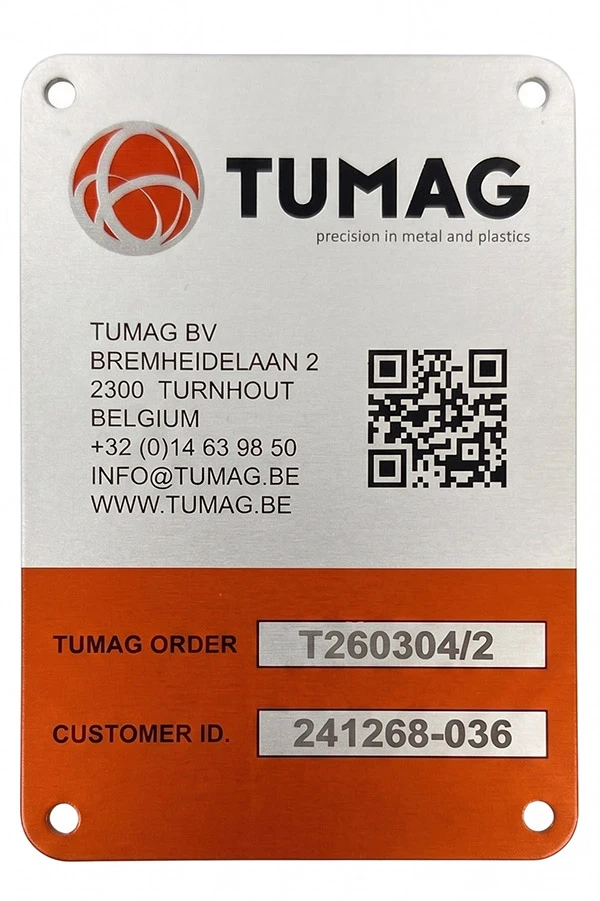 Gravure laser d’une plaque signalétique standard de Tumag avec le numéro de commande et le numéro client gravés dessus.