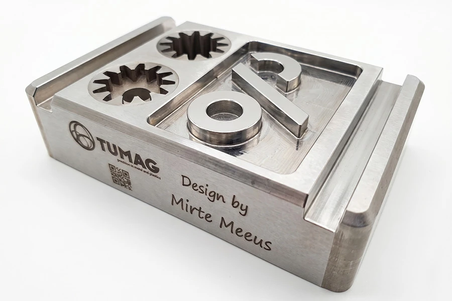 Gravure laser : gravure laser avec texte, logos et illustrations réalisée sur une pièce en acier. Cette pièce a été conçue par Mirte Meeus, étudiante à Thomas More à Saint-Katelijne-Waver, en Design et technologie de production, dans le cadre de son stage chez Tumag.
