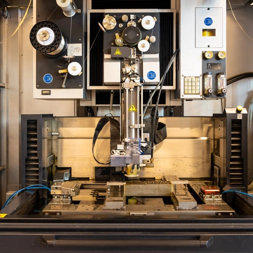 Draadvonken: closeup van de draadvonkmachine