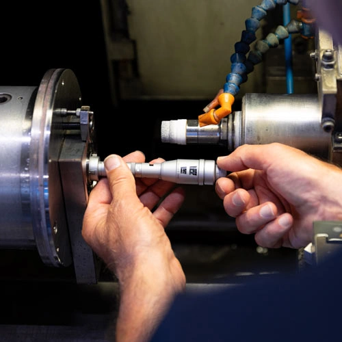 Rondslijpen: een werkstuk wordt nauwkeurig nagemeten met een micrometer tijdens het productieproces