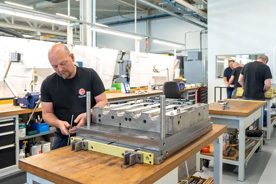 In der Bankwerkabteilung werden verschiedene Formen von unseren Bankarbeitern montiert.