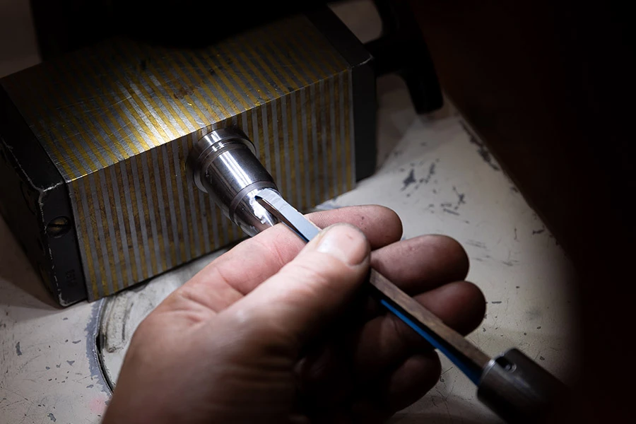 Ein auf einem Magnetspannblock befestigtes Bauteil wird weiterbearbeitet.