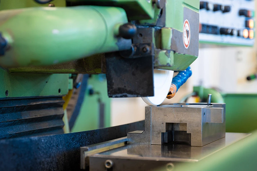 Slijpen: een werkstuk is ingespannen op een slijpmachine