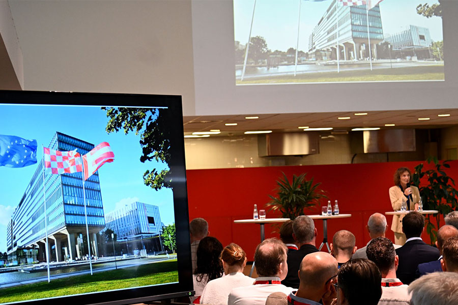 Keynote tijdens de rondetafelconferentie over grensoverschrijdende samenwerking in Turnhout, met deelnemers uit Nederland en Vlaanderen in de zaal