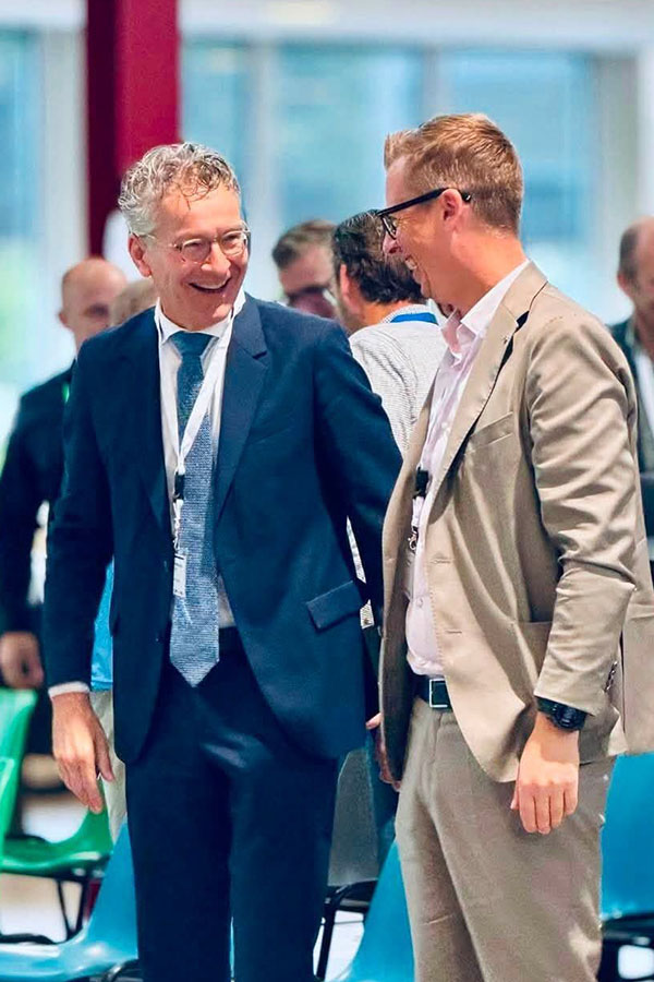 Hannes Anaf, burgemeester van Turnhout, in gesprek tijdens de rondetafelconferentie over grensoverschrijdende samenwerking